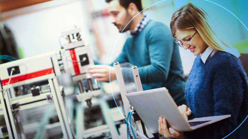 Student met laptop bij een machine