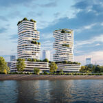 Architectonische visualisatie van twee moderne hoogbouw woontorens met gebogen, gelaagde gevels en weelderig groen op meerdere terrassen, gelegen aan een waterkant met op de achtergrond de skyline van de stad onder een gedeeltelijk bewolkte hemel.