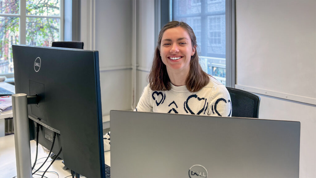 Anouk Dalderop, architect bij het Bossche bureau De Twee Snoeken, aan het werk achter haar schermen, waar ze ontwerpt in SketchUp.