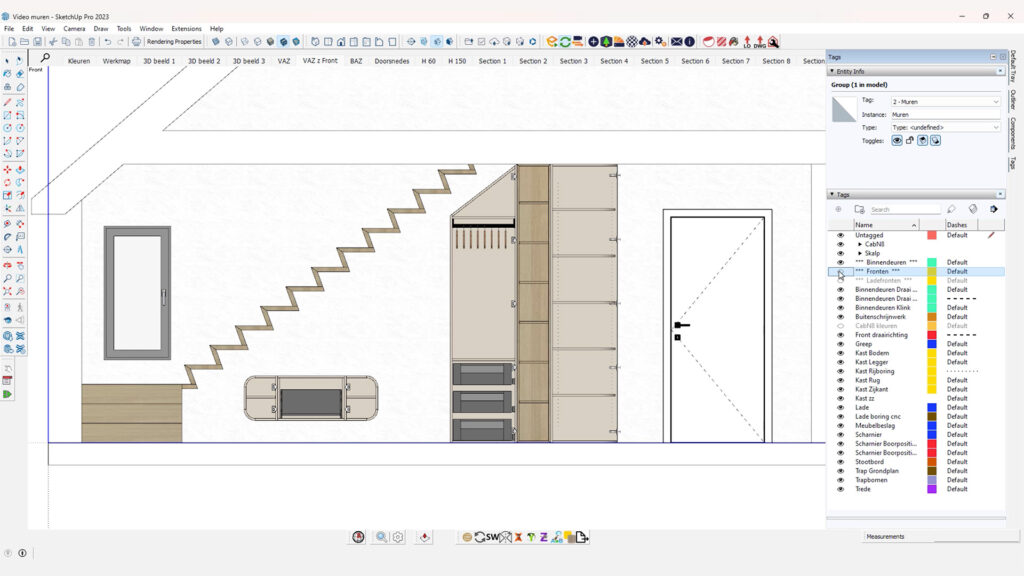 De interface van SketchUp Pro toont een gedetailleerde 2D-bouwtekening (aanzicht) van een trapkast, gegenereerd met CABN8 software. Het menu aan de rechterkant laat de specifieke CABN8-lagenstructuur zien voor onderdelen zoals ladefronten, scharnieren en kastbodems. Focus: CABN8 2D plannen, technische tekeningen, SketchUp plugin, interieurbouw.