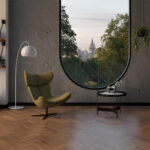 De SketchUp 'AI Render' interface toont een gezellige woonkamer met uitzicht op een besneeuwd bos. Een zijpaneel laat vier alternatieve AI-gegenereerde stijl- en kleurvariaties van hetzelfde interieur zien.