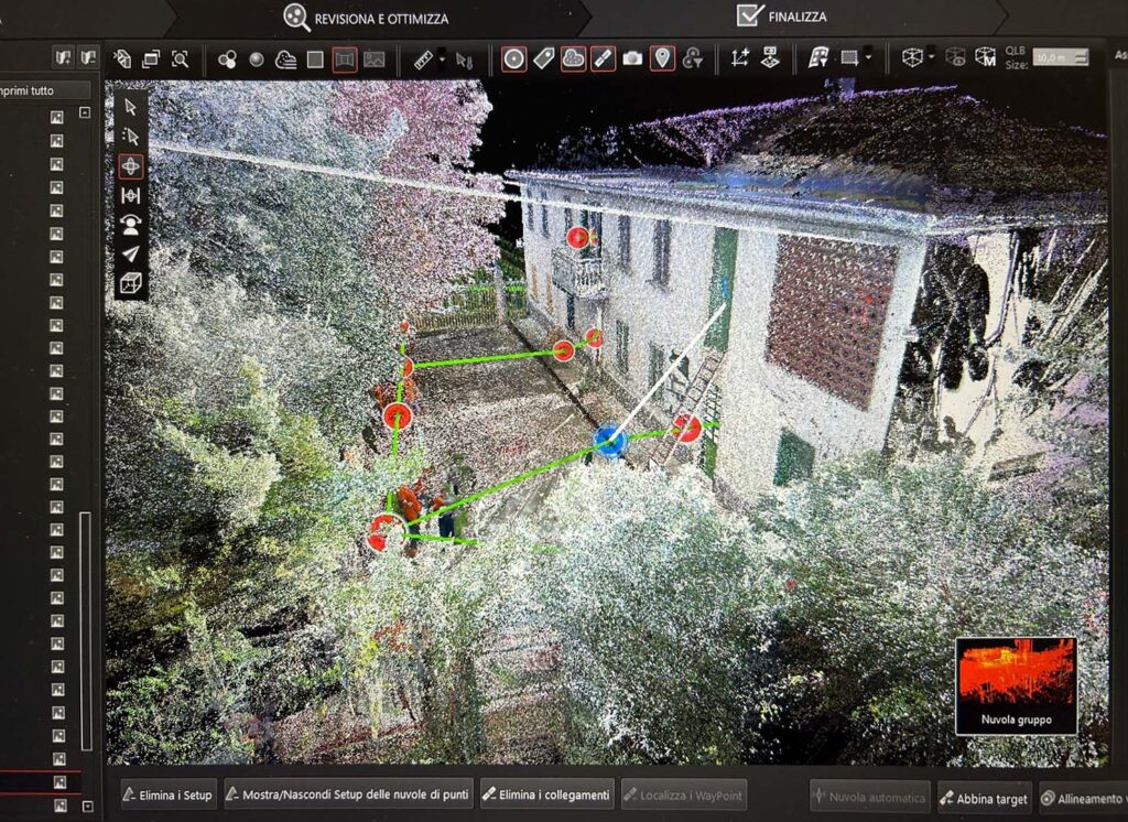 Een screenshot van de 3D-scansoftware toont een 'fly-over' perspectief van de Italiaanse boerderij. De puntenwolk is zo gedetailleerd en kleurrijk dat het op een foto lijkt, maar de interface-tools bevestigen dat het een digitaal 3D-model is.
