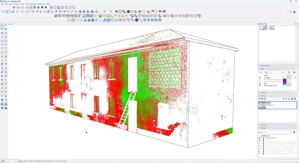 Een screenshot van de SketchUp-interface waarin een 3D point cloud (puntenwolk) van de Italiaanse boerderij wordt bewerkt. De ingescande gevel is gevisualiseerd met opvallende rode en groene vlakken, wat helpt bij het analyseren van de scandata en oppervlaktediepte voor het renovatieproject.