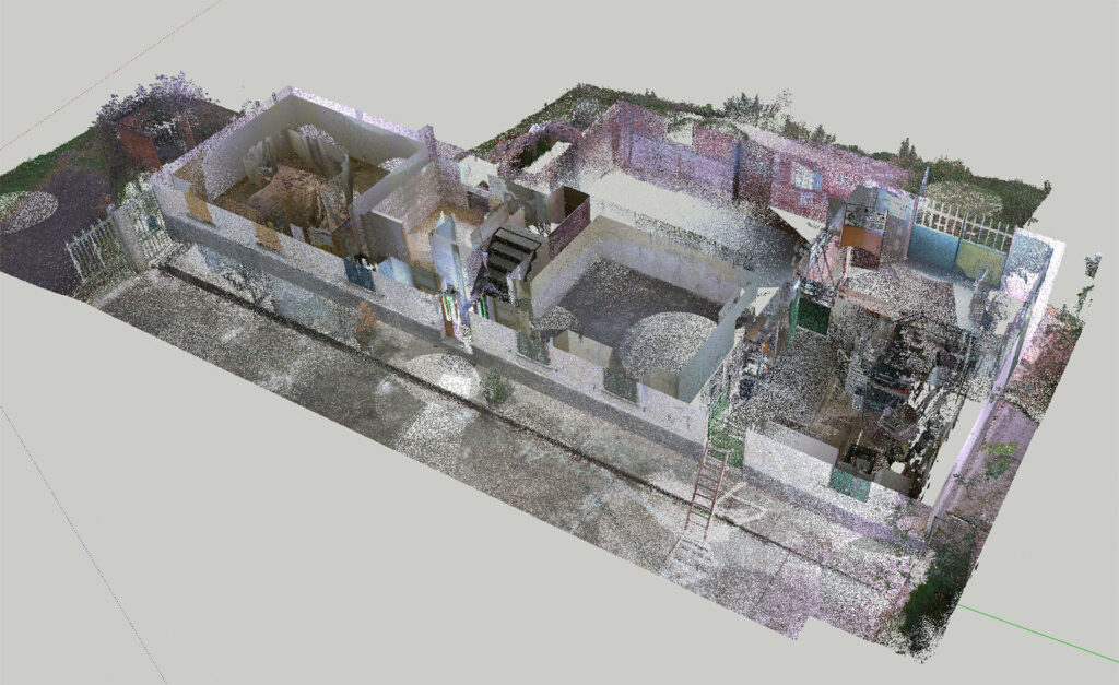 Een 3D point cloud doorsnede van een Italiaanse boerderij. De afbeelding toont een horizontaal doorgesneden bovenaanzicht van de ruwe scandata, waardoor de interne indeling van de muren, kamers en de binnenplaats goed zichtbaar is als basis voor verdere 3D-modellering.