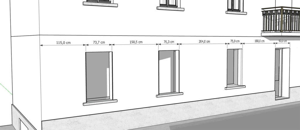 Een strakke SketchUp-tekening van de gevel van een Italiaanse boerderij. De afbeelding toont het uitgewerkte wit-grijze 3D-model met gedetailleerde kettingmaten (maatvoering in centimeters) langs de buitengevel, die exact de afstanden tussen de ramen en deuren weergeven als resultaat van een 3D-scan.