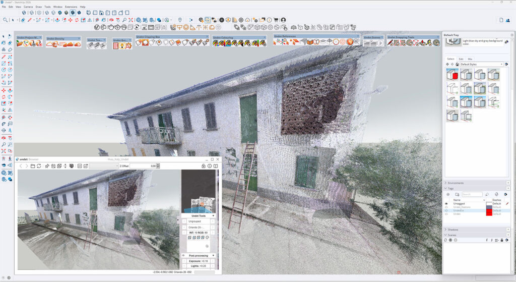 Een screenshot van de SketchUp-interface waarin de Undet plugin wordt gebruikt voor het importeren en bewerken van een 3D point cloud (puntenwolk). Het scherm toont de gedetailleerde ingescande gevel van de Italiaanse boerderij, met linksonder het geopende 'Undet Browser' venster voor gerichte weergave van de scandata.