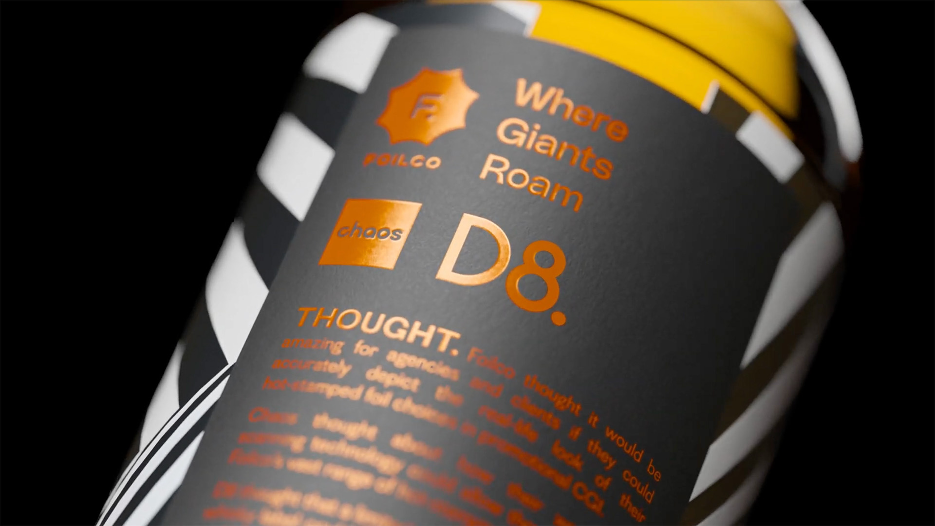 Een extreme close-up van een fotorealistische 3D-render die de kwaliteit van Chaos Scans materialen demonstreert. Het beeld toont een donkermat productlabel met sterk reflecterende, koperkleurige foliedruk, waaronder het 'Chaos' logo en de tekst 'D8', wat ideaal is voor hoogwaardige productvisualisatie.