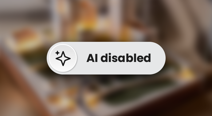 Een close-up van een witte interface-schakelaar met een ster-icoon en de tekst 'AI disabled', weergegeven over een wazige 3D-achtergrond. Dit illustreert de flexibele controle in Chaos Corona om AI-functionaliteiten naar wens in of uit te schakelen.