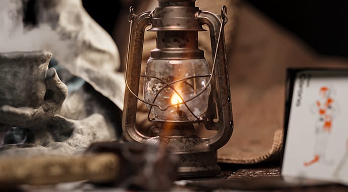 Een sfeervolle, fotorealistische 3D-render van een brandende vintage olielamp. De heldere vlam in de lantaarn creëert een zachte, optische gloed en subtiele lichtstralen, wat de geavanceerde 'Bloom and Glare' post-processing effecten van de Chaos Corona camera perfect illustreert tegen een donkere achtergrond.