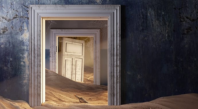 Een surrealistische 3D-render van een reeks klassieke witte deuropeningen die leiden door een landschap van zandduinen, met een fles in het zand op de voorgrond. Dit beeld symboliseert de vloeiende 'Interactive Rendering' (IR) in Chaos Corona, waarmee ontwerpers direct en zonder vertraging hun scènes kunnen verkennen en aanpassen.