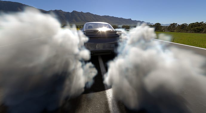 Een dynamische 3D-render van een grijze sportauto die over een geasfalteerde weg rijdt en een gigantische, realistische rookwolk achterlaat. Dit beeld benadrukt de indrukwekkende atmosferische en volumetrische materialen binnen Chaos Corona.