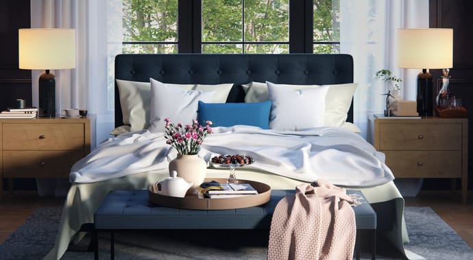 Een uiterst gedetailleerde 3D-render van een opgemaakt bed in een sfeervolle slaapkamer. De realistische plooien, zachte weerspiegelingen en texturen van de kussens, lakens en dekens demonstreren de geavanceerde stof- en textielmaterialen in Chaos Corona.