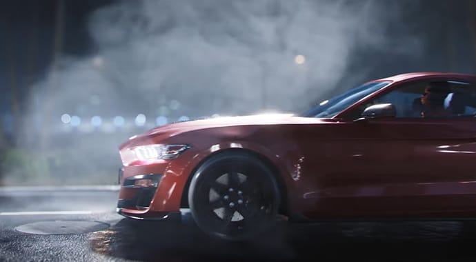 Een dynamische 3D-animatiestill van een rode sportauto die op hoge snelheid drift door nachtelijke straten, compleet met realistische volumetrische rook, lichten en motion blur-effecten, gerenderd in Chaos Corona.