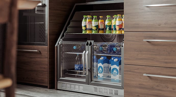 Een 3D-interieurrender van een moderne keuken die de Chaos Corona Slicer functie demonstreert. Een inbouwkoelkast is diagonaal doorgesneden, waardoor de inhoud (zoals flessen sap en melkpakken) zichtbaar wordt, perfect voor technische doorsnedes en productvisualisaties.