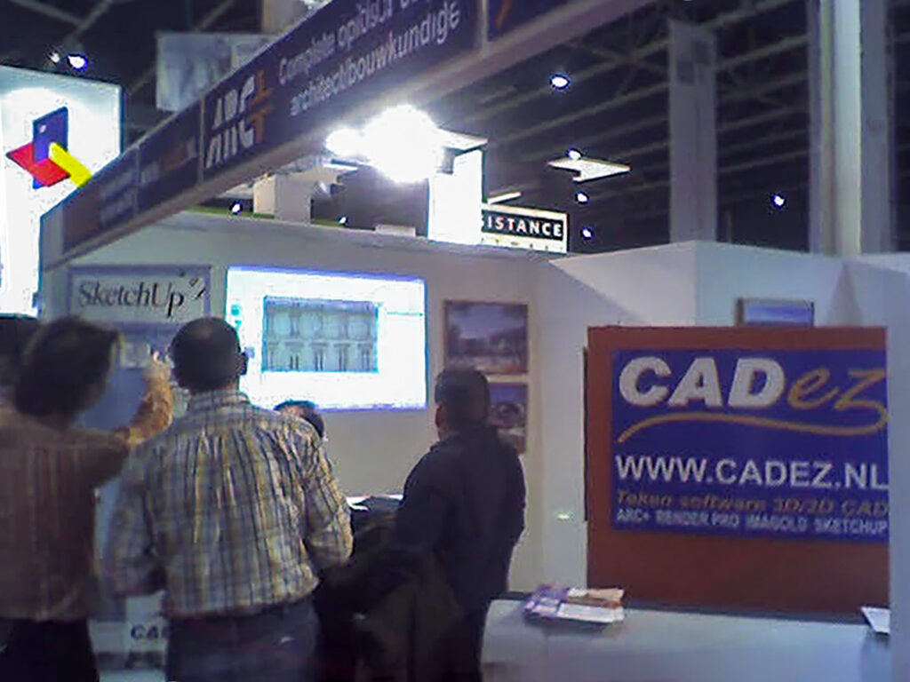 Een archieffoto van de CADez beursstand, waar bezoekers vol interesse naar een beeldscherm kijken waarop 3D CAD-software wordt getoond. Een mooi, historisch beursmoment uit de 20-jarige reis van Design8.
