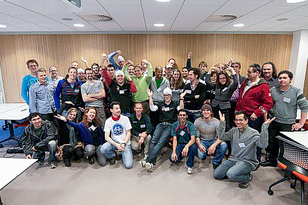 Een gezellige groepsfoto van deelnemers aan een vroege SketchUp Building Workshop,