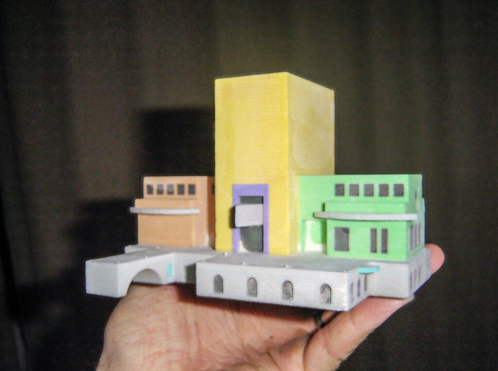 Een kleurrijke, fysieke 3D-print van het beroemde Groninger Museum, balancerend op een handpalm. Een prachtig vroeg voorbeeld van 3D-printtechnieken, gerealiseerd via SketchUp door Design8.