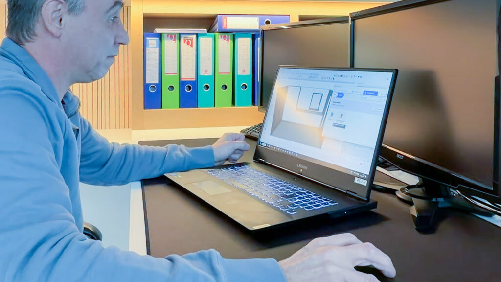 Benny aan het werk op een laptop, waarbij hij de CABN8 plugin binnen SketchUp gebruikt om efficiënt een 3D-interieurontwerp voor meubelmaatwerk te creëren.