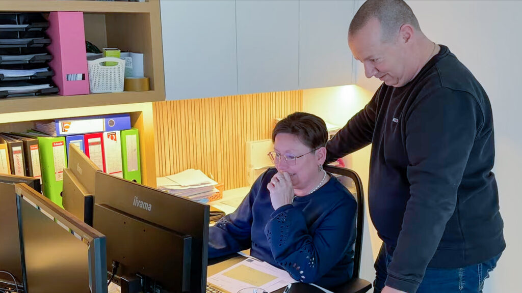 Iris en Peter werken samen achter een beeldscherm aan de softwareontwikkeling van CABN8 in een modern kantoor. Een blik achter de schermen bij de ontwikkeling van deze SketchUp plugin voor de interieurbouw.