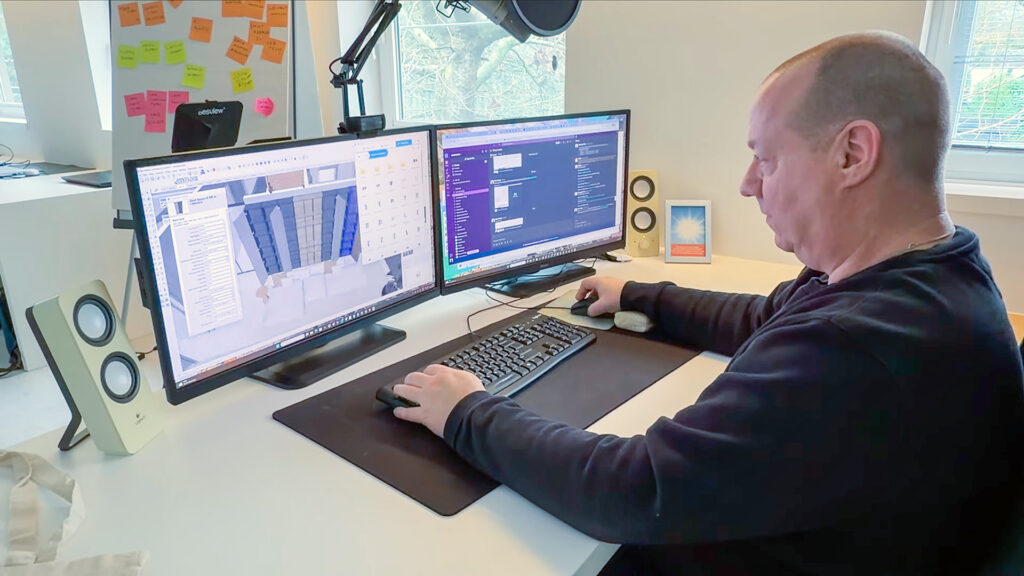 Peter aan het werk achter een dual-monitor opstelling; het linkerscherm toont de interface van de CABN8 plugin in SketchUp met een gedetailleerd 3D-ontwerp van een kastenwand.