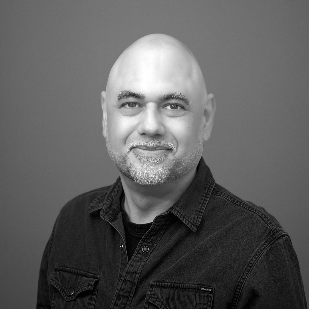 Portret van Denis, medewerker Marketing & Communicatie.