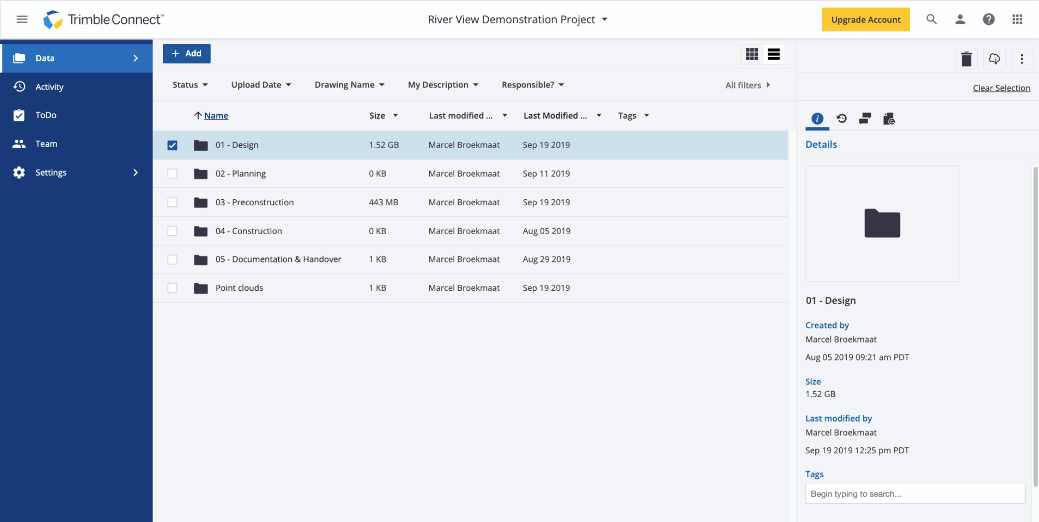 De webinterface van Trimble Connect met een overzichtelijke mappenstructuur onder de tab 'Data', waaronder projectmappen voor Design en Planning. Dit demonstreert het centrale documentbeheer (CDE) voor bouwprojecten.