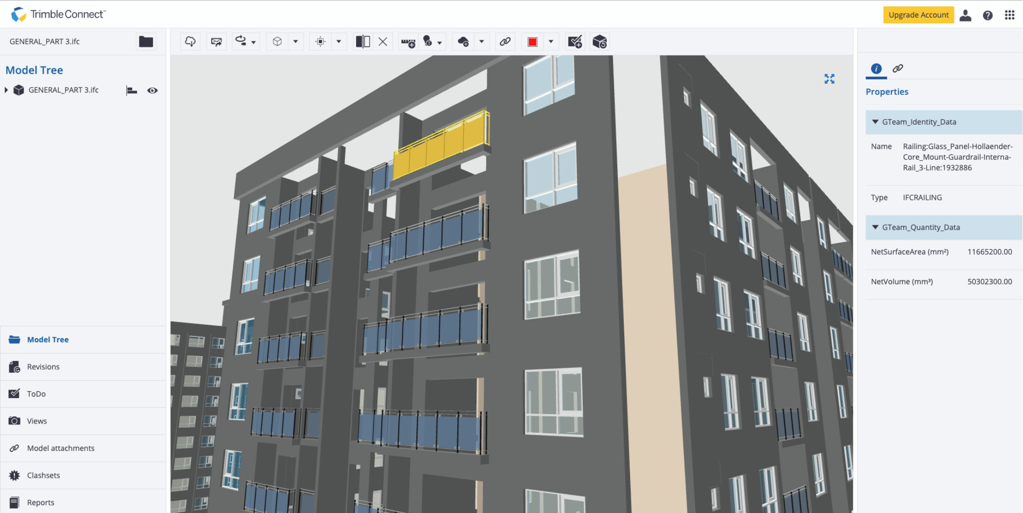 Een 3D-gebouwmodel in de Trimble Connect viewer waarbij een glazen balkonhek is geselecteerd. Het rechterpaneel toont gedetailleerde IFC-eigenschappen en kwantitatieve data, zoals de netto oppervlakte en het volume.