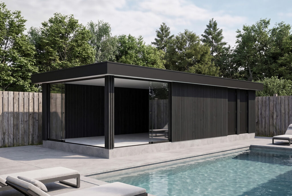 Een zeer realistische AI-render van een tuinkamer afgewerkt in zwart Deens rabat en glazen puien, prachtig geplaatst aan de rand van een modern zwembad met ligstoelen.