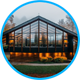 Een ronde miniatuurafbeelding (thumbnail) van een Veras preset met een blauwe selectierand. De afbeelding toont een moderne, glazen A-frame woning in een mistige, herfstachtige omgeving.