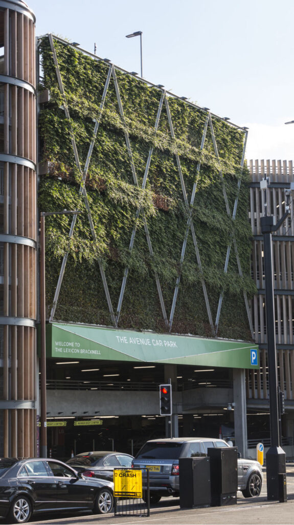 Multi-storey car park with green façades by Mobilane