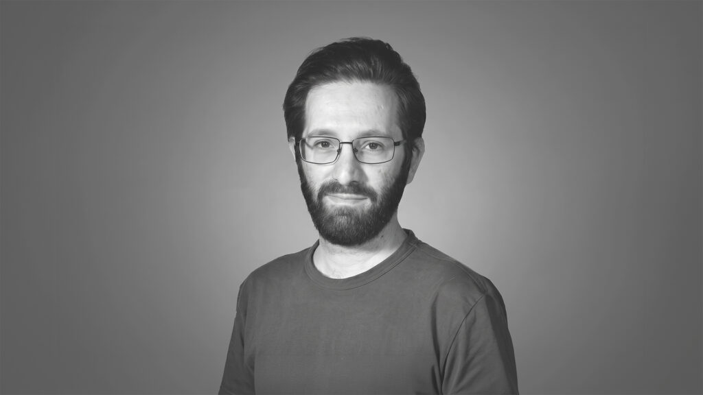Portret van Soroush, supportspecialist bij Design8.