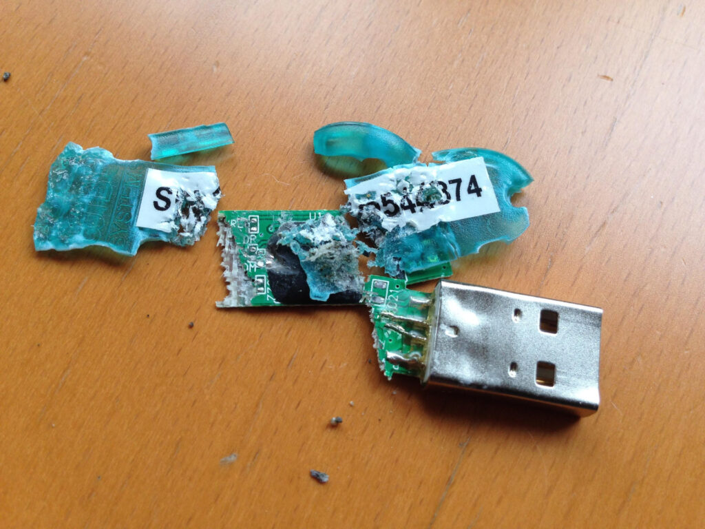 Foto van een kapotgeslagen dongle
