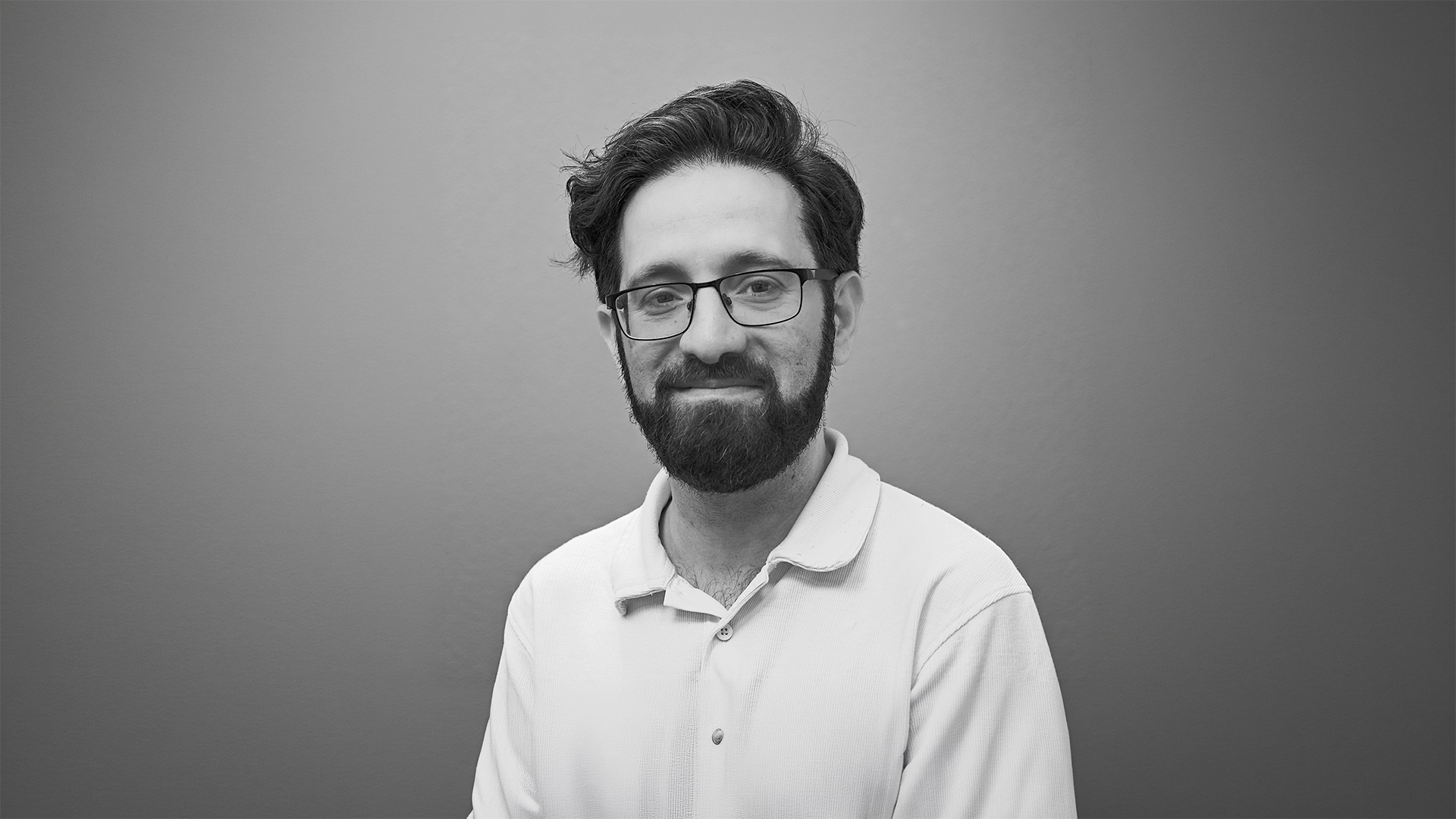 Portret van Soroush, support specialist.